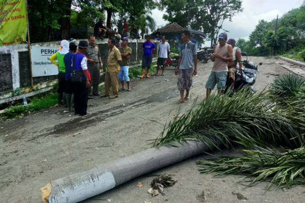 Warga Blokir Jalan Masuk TPST Piyungan