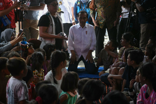 Kunjungi Pengungsi Tsunami, Jokowi Asyik Main Ini Bersama Anak-Anak