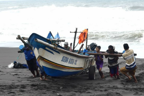 NELAYAN HILANG: Perahu Dihempas Ombak Tinggi di Pantai Samas, Satu Nelayan Hilang