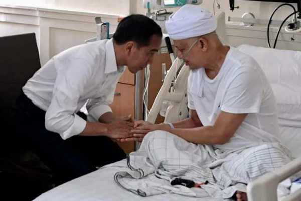 Jokowi Ajak Masyarakat Mendoakan Kesembuhan Ustaz Arifin Ilham