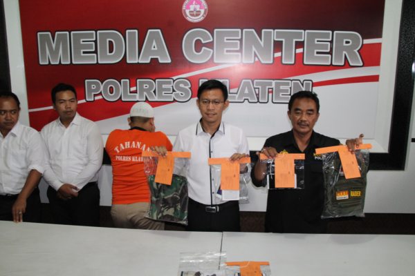 Pakai Seragam Loreng, Buruh Bangunan Ini Taklukkan Perempuan dalam 5 Kali Pertemuan