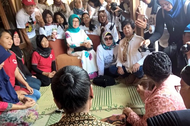 Tak Hanya Jokowi, Sang Ibu Pun Blusukan ke Warung Nasi Liwet untuk Kampanye