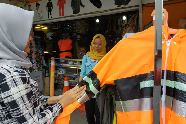 Kenaikan Penjualan Mantel di Awal 2019 Tak Setinggi Musim Hujan Tahun Lalu