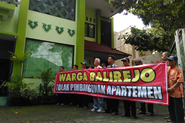 Warga Penolak Apartemen Enggan Berdialog Saat Kembalikan SK Pengurus RT