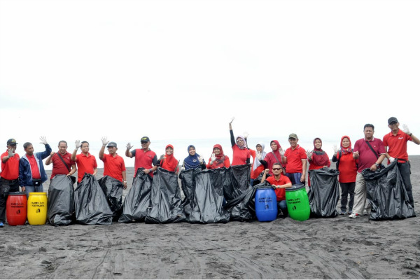 DJPb DIY Bersihkan Pantai Pandansari & Kurangi Penggunaan Plastik