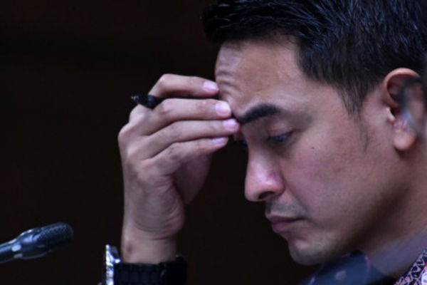 Hari Ini, Zumi Zola Resmi Diberhentikan Sebagai Gubernur Jambi