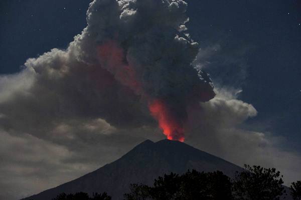 Gunung Agung Alami Erupsi Lagi, Embusan Lava Pijar Mencapai 1 Km dari Kawah