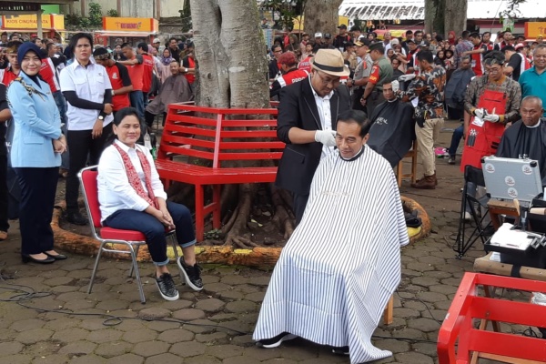  Momen Saat Iriana Mengarahkan Model Rambut Jokowi: Ini Disisiri ke Belakang Sulit