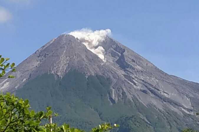Dalam Enam Jam, Gunung Merapi Luncurkan Lava Pijar Sembilan Kali