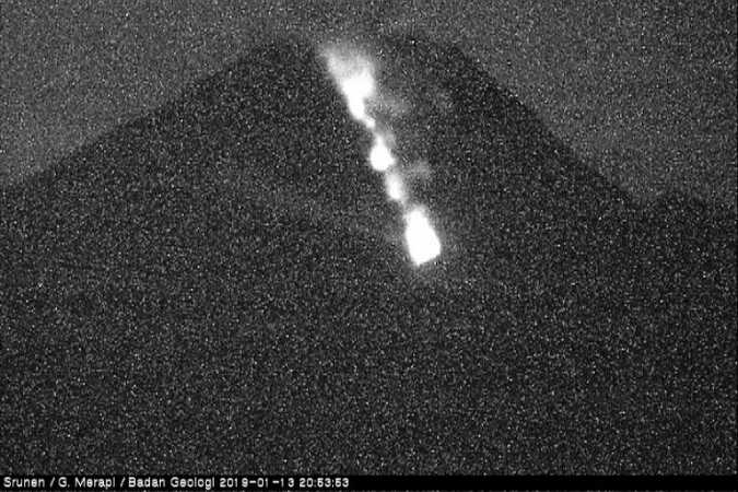Gunung Merapi Luncurkan Lava Pijar 10 Kali, Jarak Tak Teramati karena Kabut
