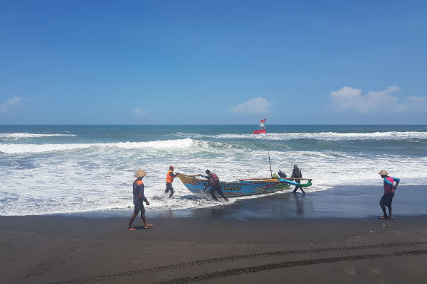 Dihantam Ombak, Kapal Nelayan Terbalik di Pantai Baru