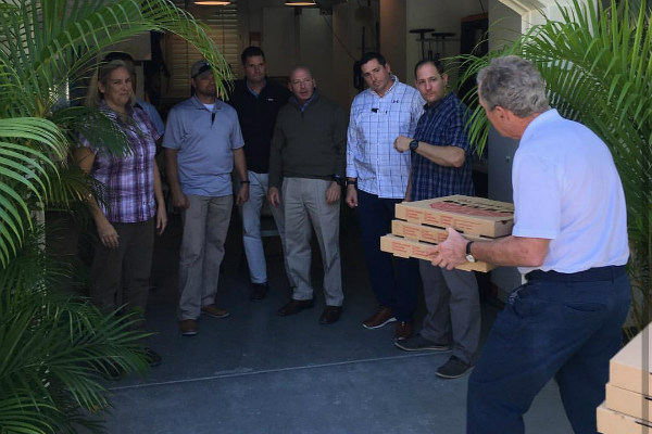 Shutdown Masih Berlangsung, George W Bush Bagikan Pizza Gratis untuk Mantan Pegawainya