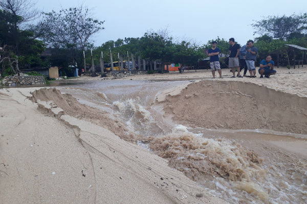 Tergerus Air Hujan, Pasir di Pantai Sundak Amblas