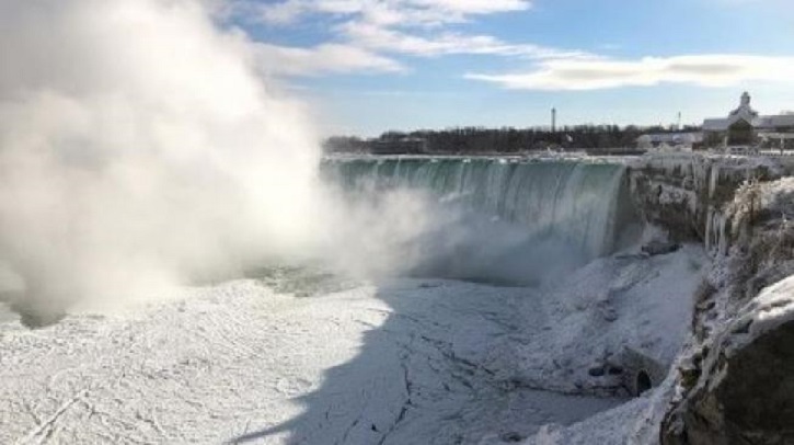 Menjadi Es, Air Terjun Niagara Malah Diserbu Wisatawan