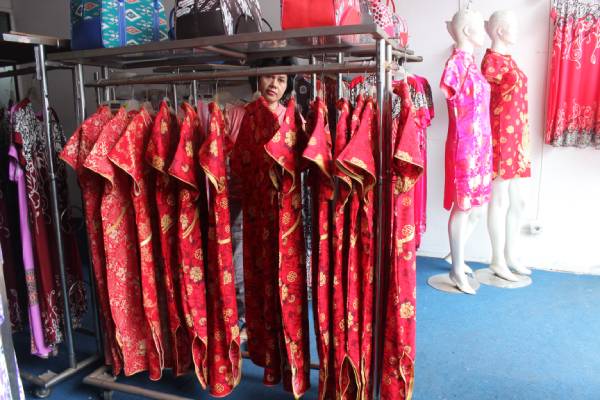 Mendekati Imlek, Baju Cheongsam Mulai Dijual