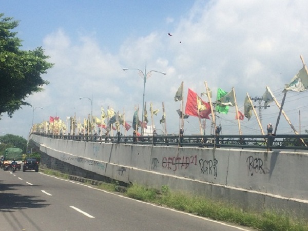 Pengguna Jalan Keluhkan Pemasangan Bendera Parpol di Flyover Jombor 