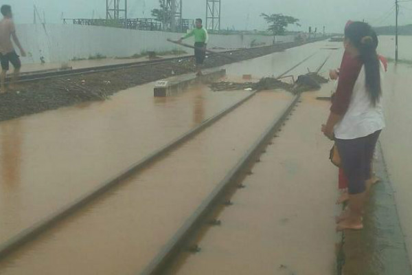 Jalur Kereta Batang Semarang Terendam Air, Sejumlah Perjalanan Terhambat