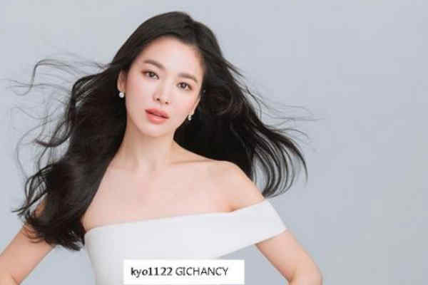 Tampilan Baru Song Hye Kyo dengan Rambut Panjang
