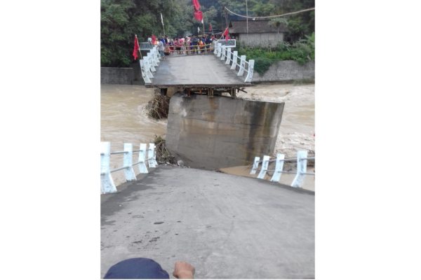 Jembatan Repaking Boyolali Putus di Tengah-Tengah, Motor yang sedang Melintas Jatuh ke Sungai