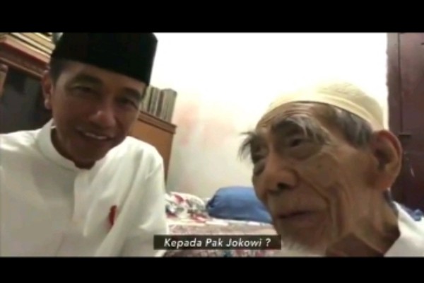 Meski Sebut Prabowo dalam Doanya, Mbah Moen Tegas Dukung Jokowi