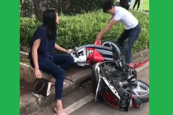 Tak Terima Ditilang, Seorang Pria Ngamuk dan Motornya Dirusak Sendiri