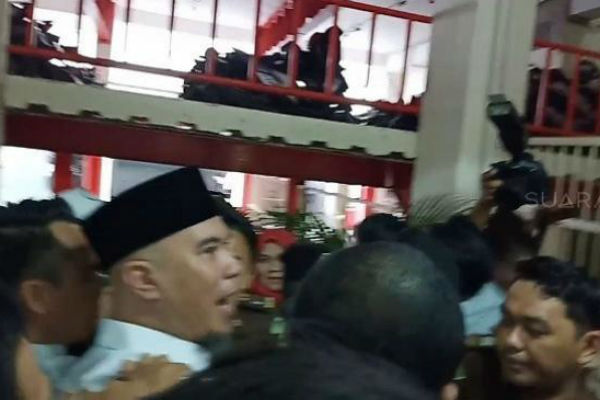Sidang Ahmad Dhani di PN Surabaya Diwarnai Kericuhan, Nyaris Adu Pukul!
