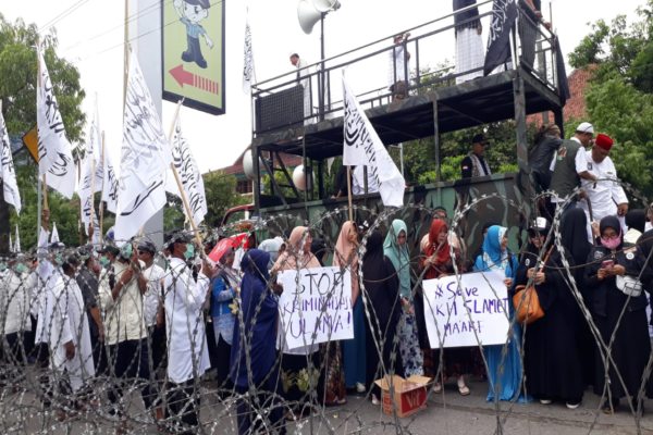 Di Solo, Pengunjuk Rasa Kasus Slamet Maarif Bawa Spanduk