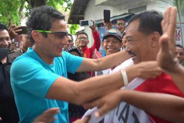 Diteriaki oleh Pendukung Jokowi, Sandi Malah Kalungkan Sorban. Ada Apa? 