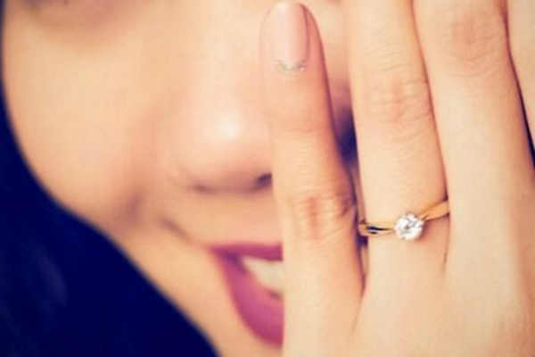 Akhirnya Dilamar Pacar, Rina Nose Girang Banget