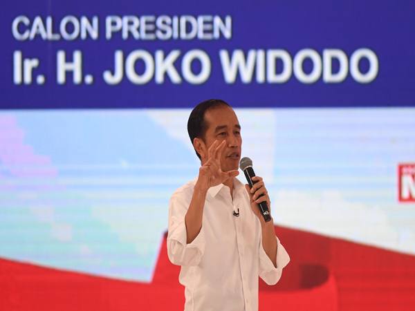 Menang Telak, Jokowi Membumi dan Prabowo Melangit