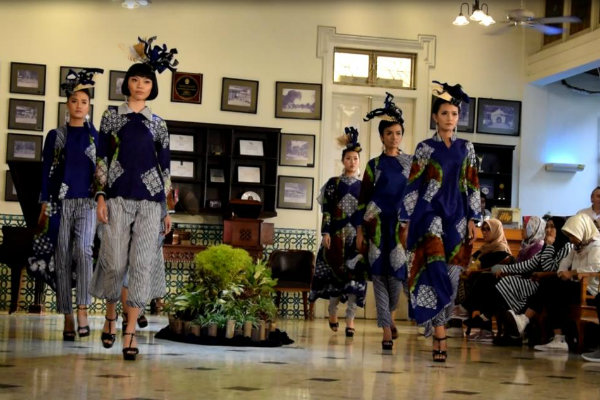 Sambung Silaturahmi dengan Desainer Lokal, The Phoenix Hotel Gelar Fashion Show