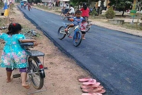 Unik, Anak-Anak Lepas Sandal untuk Main di Jalan Beraspal Baru