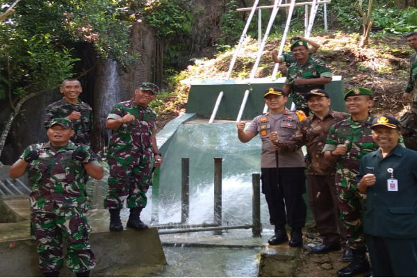 TNI Bangun Pompa Air di Sri Gethuk, Playen