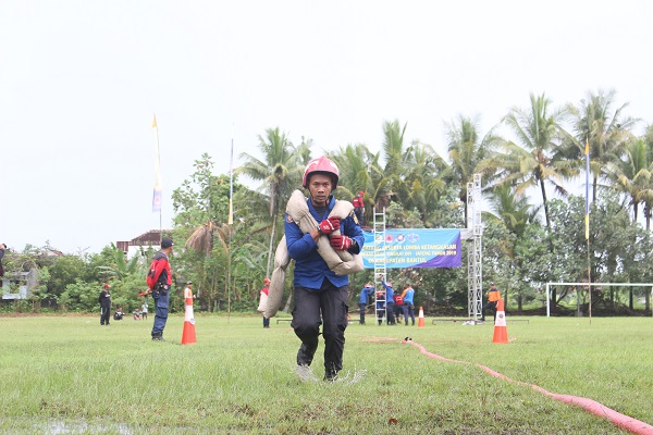 Kemampuan Penyelamatan Damkar Diuji Pada Kompetisi di Lapangan Trirenggo bantul