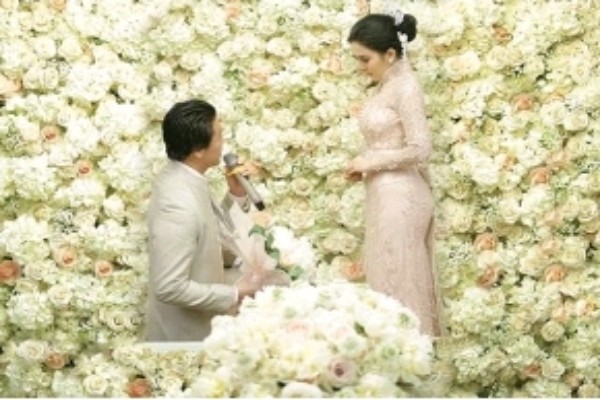 Ini Dia, Foto-foto Pertunangan Syahrini dan Reino Barack, Kebayanya Mewah Banget!