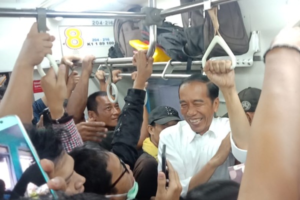  Rela Desak-desakan, Jokowi Pilih Naik Kereta untuk Kembali ke Istana Presiden Bogor
