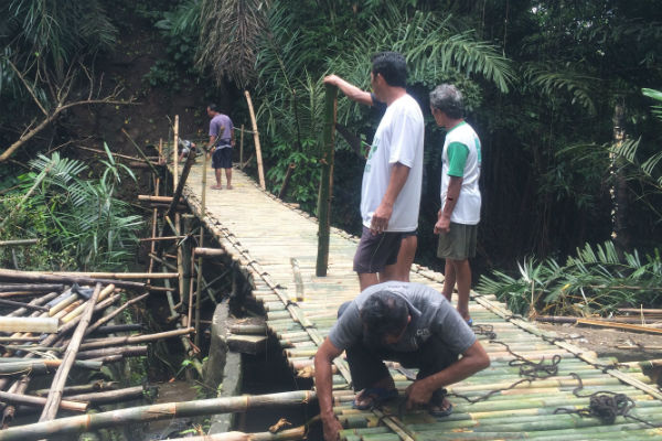 Jembatan Sedang Diperbaiki, Warga Denggung Bikin Jembatan Darurat dari Bambu