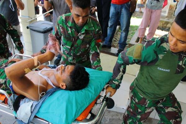 TNI Evakuasi Jenazah Tiga Anggotanya yang Menjadi Korban Penembakan