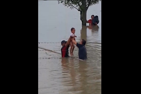 Aksi Heroik Pengendara Selamatkan 2 Bocah Korban Banjir di Jalan Tol Ngawi-Kertosono