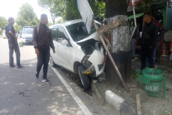 Rombongan Jagong Manten Alami Kecelakaan di Sragen, Mobil Ringsek