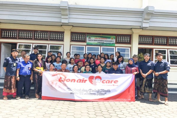 Lion Air Salurkan Donasi di Denpasar dan Malang
