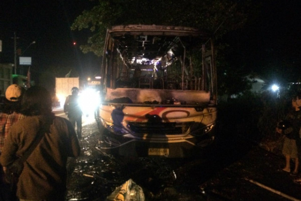 Tabrak Pengendara Motor di Jl. Wates, Bus Dibakar Massa