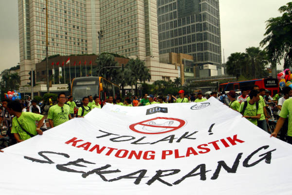 Solusi Cerdas, Tas Plastik Larut dalam Air Kurangi Penumpukan Sampah
