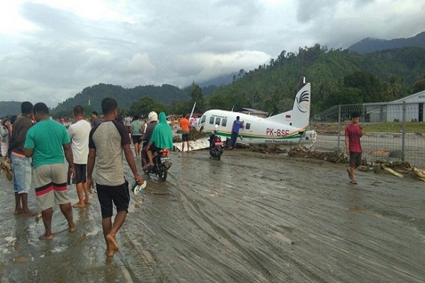 Pesawat Terseret Banjir di Jalan Raya Sentani Papua