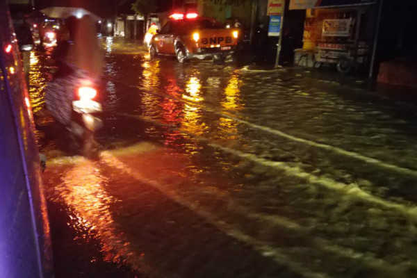 Tanggul Sungai di Wates Jebol Sebabkan Banjir Setinggi Dada Orang Dewasa, Ratusan Orang Mengungsi ke Stadion