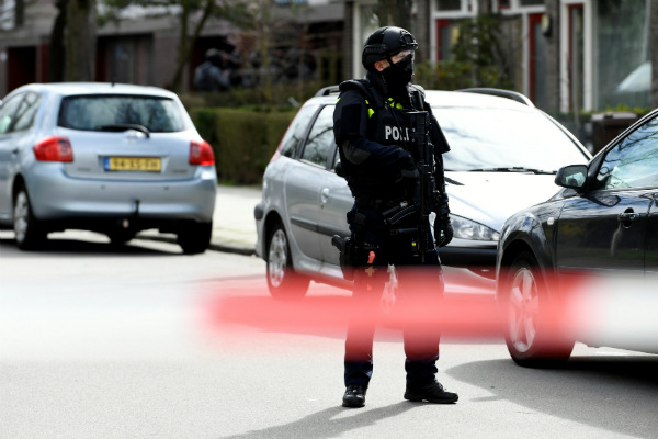 Serangan Bersenjata Belanda: 3 Orang Tewas, Pelaku Masih Diburu