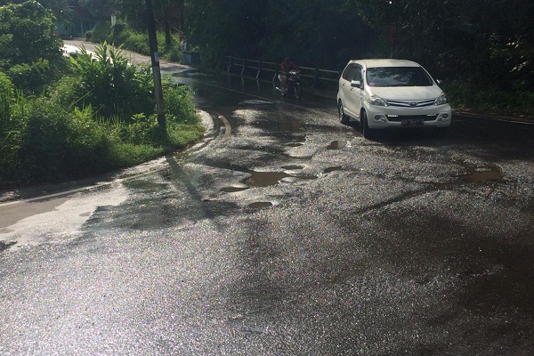 Baru Sepekan Diresmikan Ruas Jalan Banjarharjo-Ngemplak Sudah Rusak 