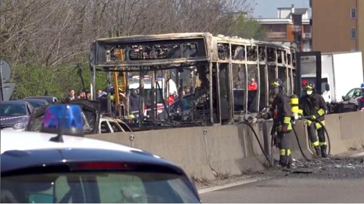Ngeri, Bus Penuh Anak Sekolah Dibakar Sopirnya Sendiri. Begini Kronologinya