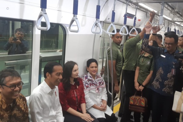 Chelsea Islan Duduk Diapit Jokowi dan Iriana Saat Naik MRT