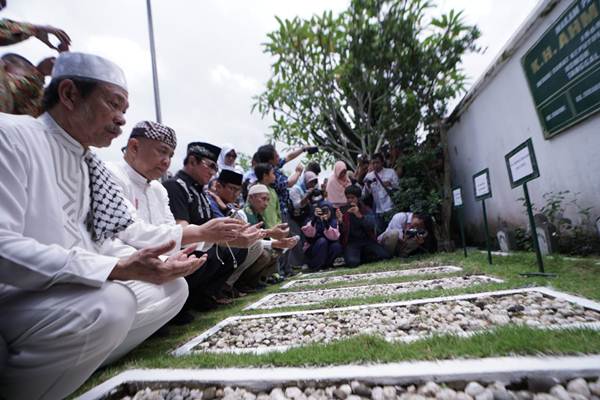 Sandi Berziarah ke Makam Pendiri Muhammadiyah dan HMI di Jogja